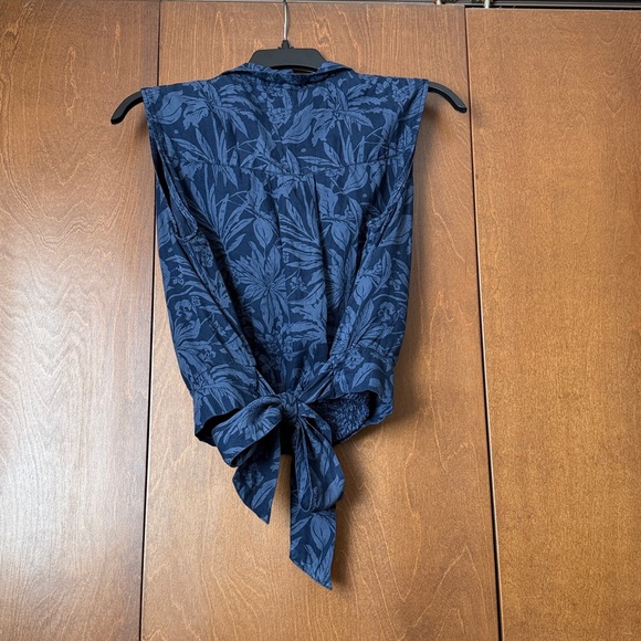 Jane & Delancey Tropical Print Self Tie Button-Up Sleeveless Top in Blues NWT XL - Picture 2 of 8